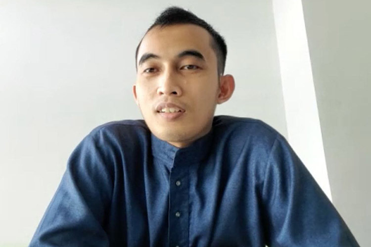 «Вот сейчас на мне традиционная малайзийская одежда — эта рубашка. Но на этом пока все. Мое видение сейчас сильно отличается от традиций. Там оно больше прикладное, ремесленническое, а мне нравится визуальная графика. Но когда-нибудь я хотел бы создать что-то, вдохновленное традиционным искусством моей страны»Фото предоставлено галереей «БИЗОN»