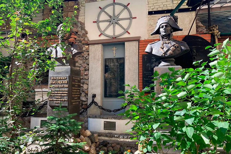 Каждый квадратный сантиметр мастерской занят каким-то предметом: картины, статуэтки, фотографии Владимира Путина, Сергея Шойгу, Юрия Гагарина, книги, скворечники, модели парусных лодок