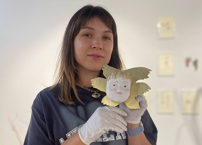 Алина Сосновская на монтаже новой выставки