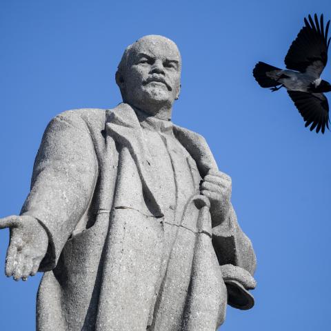 Глядя на зеленодольский монумент, хочется вспомнить что-то философское. «Умен не тот, кто не делает ошибок. Таких людей нет и быть не может. Умен тот, кто делает ошибки не очень существенные и кто может и умеет легко и быстро исправлять их», — писал Владимир Ильич.