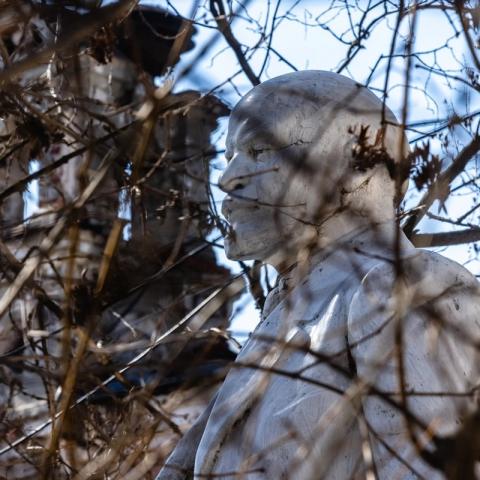 Надо ли говорить, что памятники Ленину стали неотъемлемой частью советского монументального искусства, а также коммунистической идеологии. Но, кажется, пережили и то, и другое.