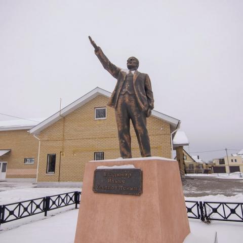 Во втором городе республики Набережных Челнах Ленин скромно стоит в поселке Элеваторная гора.