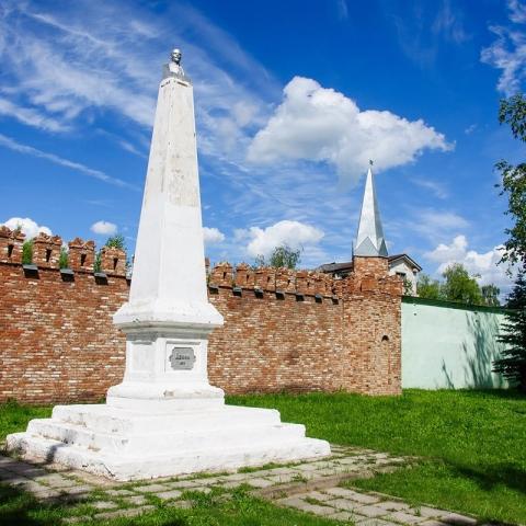В Елабуге же монумент на первый взгляд кажется посвященным Дню космонавтики, где бюст Ленина — это словно ракета, выводимая на орбиту. Впрочем, такие сравнения вполне уместны, ведь советский эксперимент, начатый нашим героем, радикально изменил социальный облик планеты.
