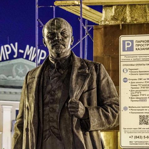 Начнем мы с главного памятника Владимиру Ленину в республике, этот монумент авторства скульптора Петра Яцыно и архитектора Александра Гегелло был открыт в Казани на площади Свободы в 1954 году. На этом снимке создатель государства Советов стоит на фоне своего же постамента, в прошлом году памятнику устроили капремонт. Ходили даже слухи, что Ленин не вернется на прежнее место в центре столицы РТ, но они были напрасны.