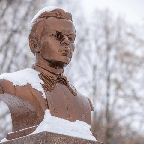 А вот такого молодого Ильича можно встретить в Ленино-Кокушкино, куда его отправляли в ссылку в имение его деда по матери Александра Бланка.