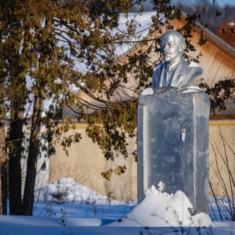 Бюст в Кощаково, конечно, скромный, но функционеры КПРФ все равно были бы довольны. «Лучше меньше да лучше» — считал Владимир Ильич.