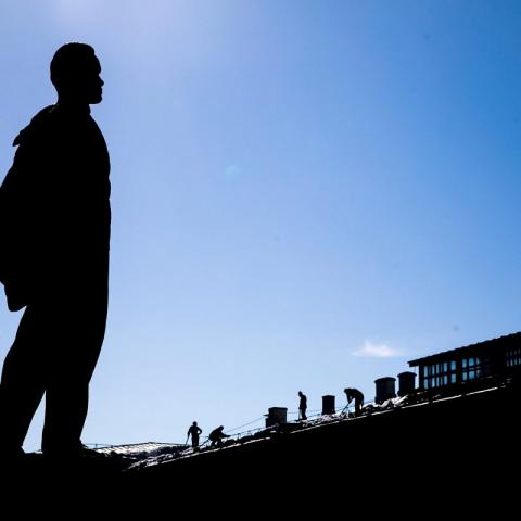 Согласно старой студенческой шутке, возле Казанского университета всегда на несколько градусов теплее, чем на площади Свободы. Все дело в том, что на площади Ленин стоит в пальто, а на «сковородке» студент Ульянов держит пальто в руках.