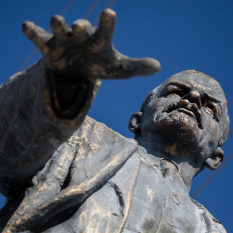 А вот тот самый памятник во всей красе.