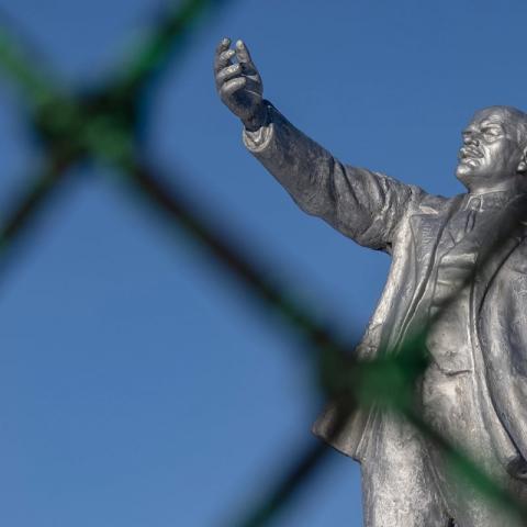 В Верхнем Услоне Ильич смотрит на нас из-за забора.