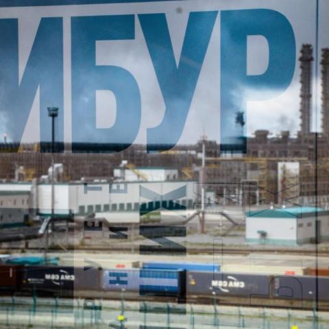 В Тобольске зарегистрирован нефтехимический гигант — ПАО «СИБУР Холдинг». В 2019 году группа СИБУРа зачислила в бюджеты региона всех уровней около 20 млрд рублей. Компания договорилась с властями региона: часть налогов, которые она платит, не «размазывается» по области, а остается в городе