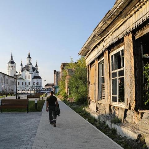 Прогулка по улице Мира заставит вас почувствовать себя в городе-призраке. Заброшки стоят по обе стороны протяженной улицы