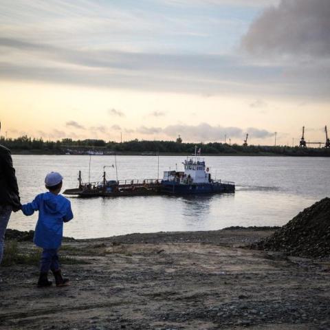 Несмотря на все улучшения, городу не хватает второго моста через реку Иртыш. На левый берег реки можно попасть только на паромной переправе. Конечно, мост обещают — только уже к 2030 году...