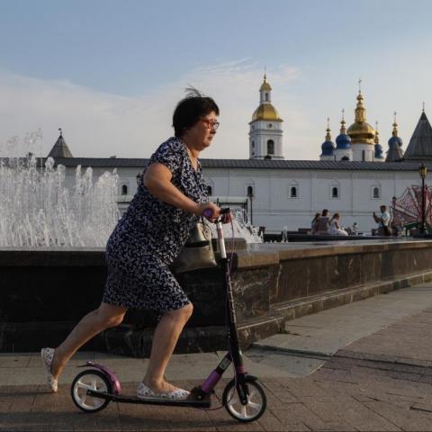 Тобольск — крупный центр газохимической промышленности и туристический центр. По словам местных жителей, город начинает возрождаться, сюда пришел бизнес, появились рабочие места, стало безопасно на улицах