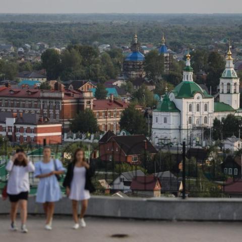 Бывшая столица Сибири — вполне современный уютный город с просторными дорогами, чистым и облагороженным центром, утопающим в зелени
