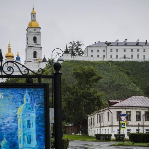 Тобольск условно поделен на две части. Кремль и основные достопримечательности расположены на возвышенности. Нижний город, или Подгора, — это старая, застроенная в XIX веке, часть Тобольска