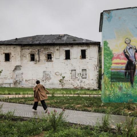 В Подгоре огромное количество заброшенных, почти разрушенных зданий. На многих висят таблички о том, что это объекты культуры регионального или федерального значения