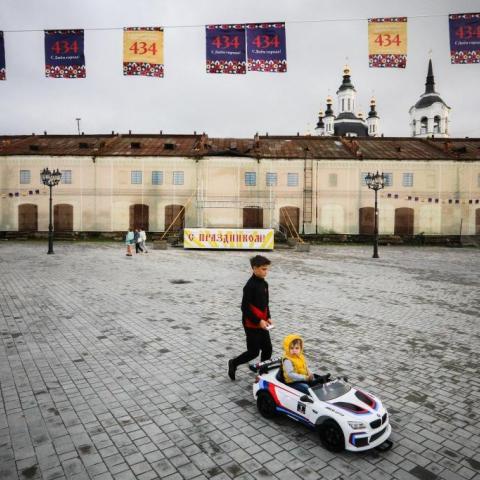 Свое 434-летие город отпраздновал 26 июня. Соответствующие напоминания еще долго висели над Тобольском