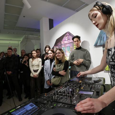 Диджей-сет Annekineko на открытии выставки